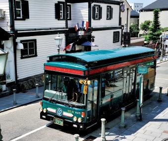 神戸の観光地を廻るシティループ・バス。「走る異人館」をイメージしたレトロなデザインで、一日乗車券を買えば乗り降り自由