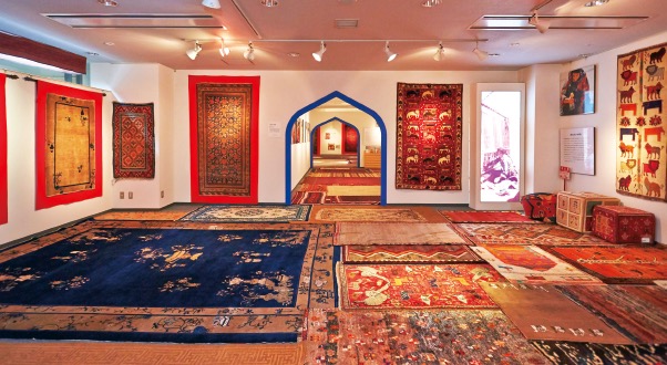 「シルクロード絨毯ミュージアム」では歴史的に価値のある絨毯に触れることができる