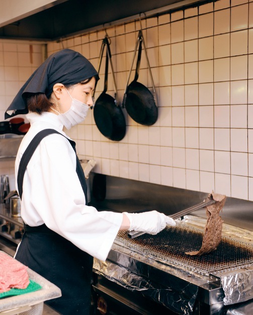 大判のお肉は注文を受けてからさっと炙り、タレをたっぷりかけて提供される
