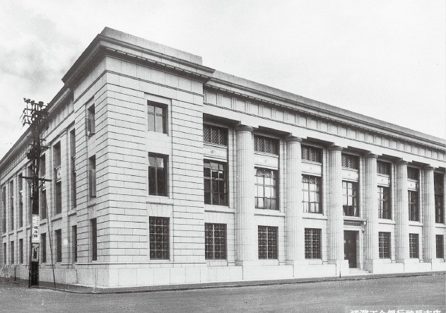 昭和初期の名建築として名高い、東京銀行（旧横浜正金銀行）神戸支店を改築した神戸市立博物館。写真は横浜正金銀行神戸支店の外観