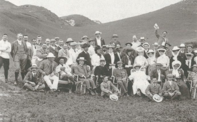 明治40年（1907）、神戸ゴルフ倶楽部のコース開き当日の写真