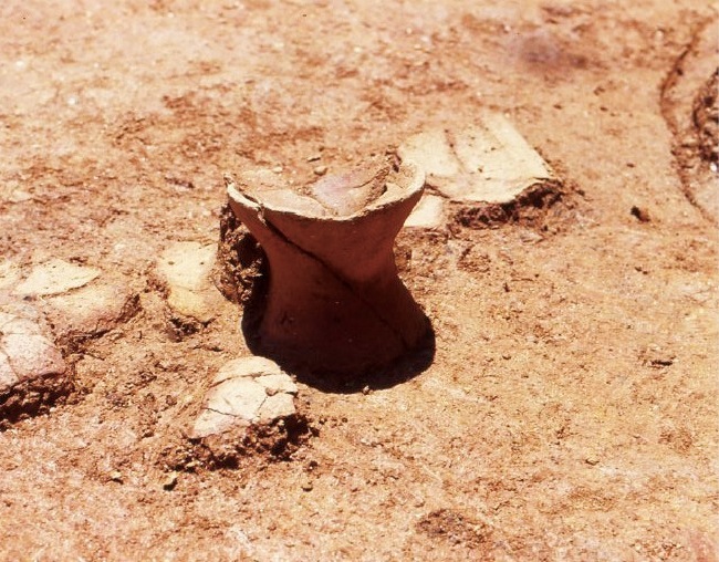 舟木遺跡の住居跡から見つかった、器台型の土器