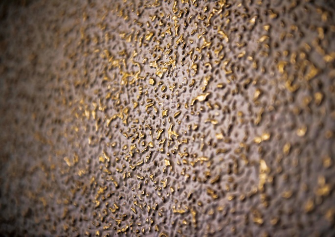壁には金泥を塗り、さらに漆喰を重ね、さらに磨いて金色を浮かび上がらせている